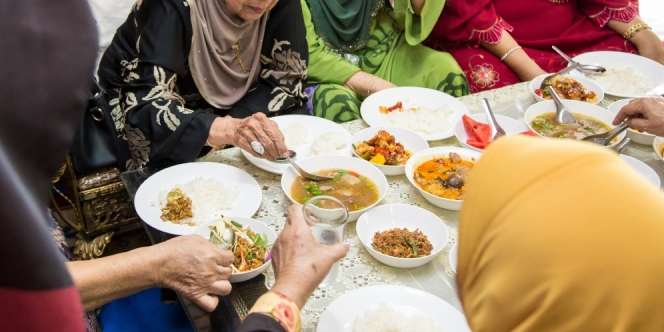 Jangan Makan Pedas saat Sahur dan Buka Puasa, Kenapa?