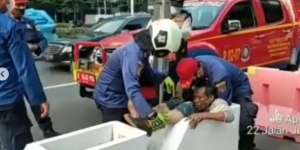 Video Pria ODGJ Terperangkap Pembatas Jalur Sepeda di Tanah Abang