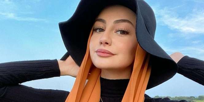 Inspirasi Outfit dengan Pashmina Karamel yang Manis