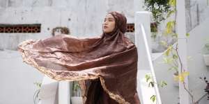 Sholat Pakai Mukena Warna-warni, Bolehkah?
