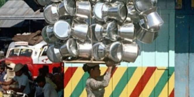 Foto Jadul Emak Super Penjual Panci, Tenaganya Bikin Geleng