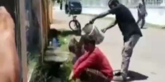 Tepergok Berduaan di Kamar Kos, Pasangan Selingkuh Diguyur Air Got
