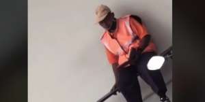 Tersentuh Tukang Parkir yang Mengaji di Emperan Toko