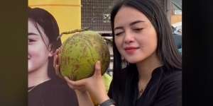 Viral Penjual Es Kelapa Muda Cantik, Teknik Mengupasnya Level Advance