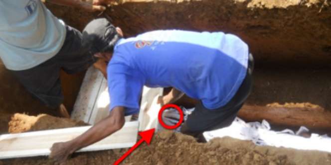 Si Wanita Tak Pernah Sholat, Meninggal Pas Dandan, yang Terjadi Pada Jasadnya...