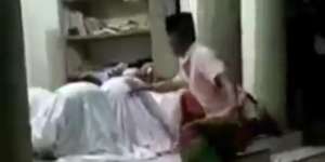 Viral Video Pria Kurang Ajar Pegang Bokong Wanita Saat Sholat Tarawih