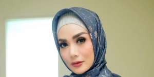 Cantik Banget, Pesona Krisdayanti Berhijab Biru