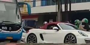 Terobos Busway, Porsche Malah Minta Bus TransJ Mundur