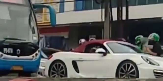 Terobos Busway, Porsche Malah Minta Bus TransJ Mundur
