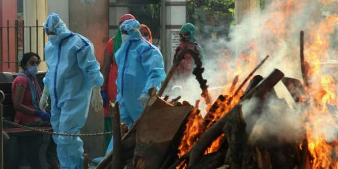 `Tsunami` Covid-19 di India, Stok Oksigen Habis Mayat Dikremasi di Parkiran