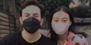 Lagi Beli Lontong Sayur, Wanita Ini Salfok Lihat Artis Ganteng Lewat