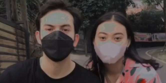 Lagi Beli Lontong Sayur, Wanita Ini Salfok Lihat Artis Ganteng Lewat