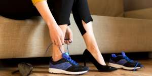 5 Alas Kaki Nyaman Digunakaan saat 'Work From Home'