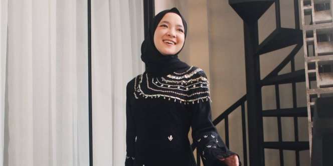 Gaun Hitam dan Senyum Sumringah Nissa Sabyan Bikin Geger!