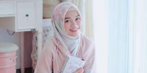 Tampilan Dress Hijab Syar'i Ghaida Tsurayya