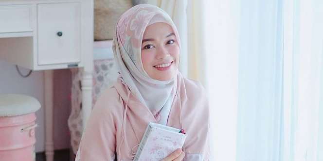 Tampilan Dress Hijab Syar'i Ghaida Tsurayya