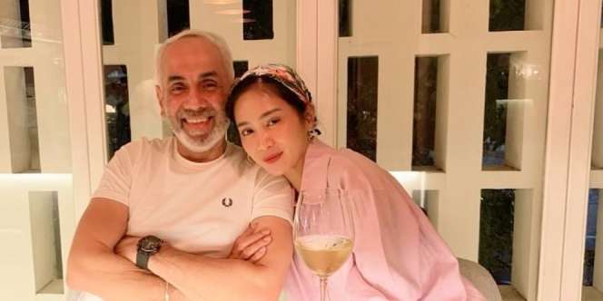 Balasan Menyindir Bunga Zainal Dikomentari Bajunya Itu-Itu Saja