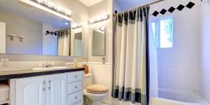 Segera Bersihkan Shower Curtain yang Super Kotor
