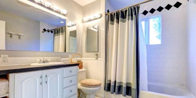Segera Bersihkan Shower Curtain yang Super Kotor