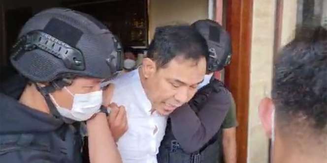 Permintaan Munarman Saat Digelandang, Densus 88: Ngga Usah!