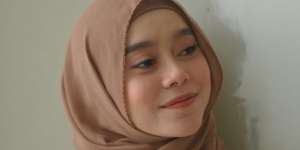 Gaya Lesty Kejora Pamer Dompet Branded di Atas Panggung