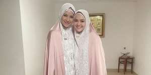 Cantiknya Amanda Manopo dan 'Mertua' Kenakan Mukena Kembaran