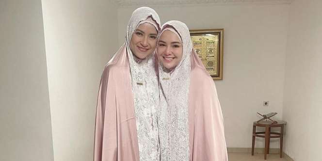 Cantiknya Amanda Manopo dan 'Mertua' Kenakan Mukena Kembaran
