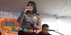 Hadiri Nikahan Mantan dan Nyanyi Lagu Melow, Polwan Ini Bikin Baper Jagat Sosmed