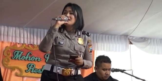 Hadiri Nikahan Mantan dan Nyanyi Lagu Melow, Polwan Ini Bikin Baper Jagat Sosmed
