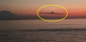 Viral Penampakan Awan Mirip Kapal Selam di Langit Bali