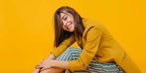 Tampil Fashionable dengan 5 Inspirasi Mix and Match Celana Motif Garis