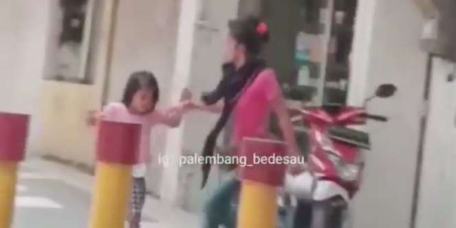 Viral Video Nenek Pukuli Cucu Usai Setor Uang Mengemis