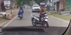 Raja Jalanan, Emak-emak Santuy Ngobrol di Tengah Jalan