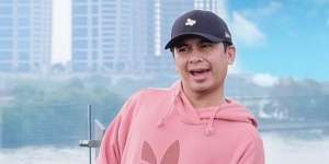 Raditya Dika: Bekerjalah Cerdas Sampai Tetangga Mengira Memelihara Babi Ngepet