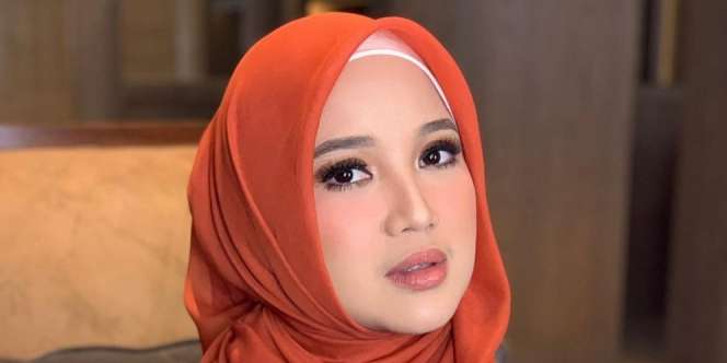 Unggah Foto Sholat Tarawih Berjamaah, Penampilan Chacha Frederica Dinasihati