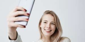 3 Trik Singkat Tentukan Sisi Wajah yang Kece Saat Berfoto