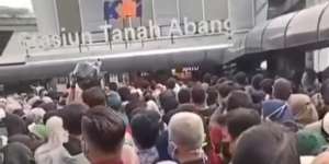 Imbas Pengunjung Membludak, KRL Tak Berhenti di Stasiun Tanah Abang