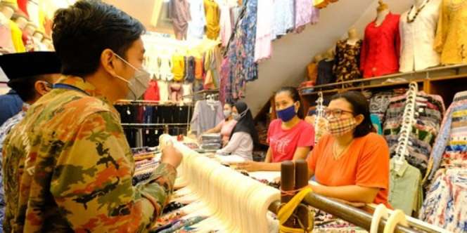 Gibran Rakabuming Keliling Toko Kembalikan Uang Pungli: `Saya Mohon Maaf`