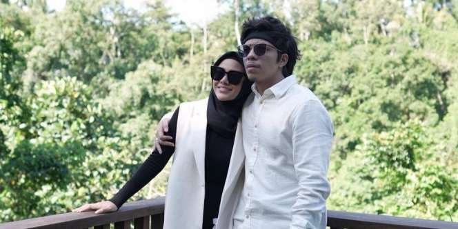 Aurel Hermansyah Pamer Foto Berhijab Jepretan Atta, Ban Mobil Malah Seru Dibahas