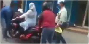 Video Viral Emak-Emak Tetap Duduk di Atas Motor Saat Diangkut Debt Collector
