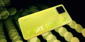 Realme Luncurkan Smartphone Glow In The Dark, Berapa Harganya?