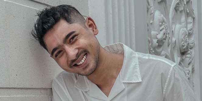 Pamer Foto Selfie Pakai Kacamata, Rambut Arya Saloka Bikin Gagal Fokus