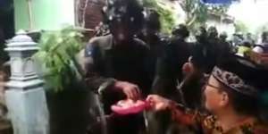 Momen Lucu Tentara Latihan Perang Lintasi Hajatan, Undangan Sibuk Tawari Makanan