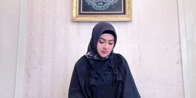 Pulang ke Indonesia Pas Ramadan, Syahrini Tampil Berhijab