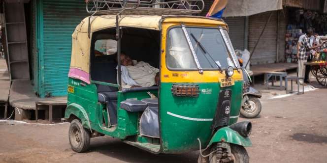 Tsunami Covid-19 India, Bajaj Disulap Jadi Ambulans