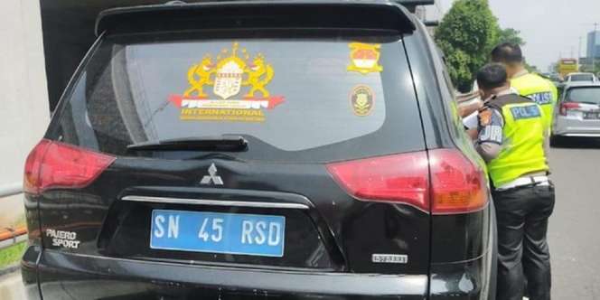 Ditilang, Pengemudi Mobil Ngaku Jenderal Kekaisaran Sunda Nusantara