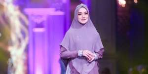 Cara Indri Giana Tetap Cantik dengan Tampilan Syari