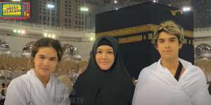 10 Potret Al dan Dul Ibadah Umroh Perdana Bersama Bunda Maia