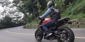 Blusukan Pakai Moge, Ganjar Pranowo Beri Kado HP ke Siswi SD