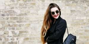 5 Tips Tampil Menarik dengan Outfit Serba Hitam